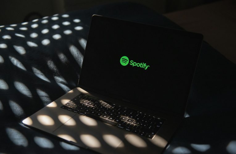 O Domínio do Spotify: Dos Artistas Brasileiros Mais Ouvidos no Exterior à Máquina de Algoritmos